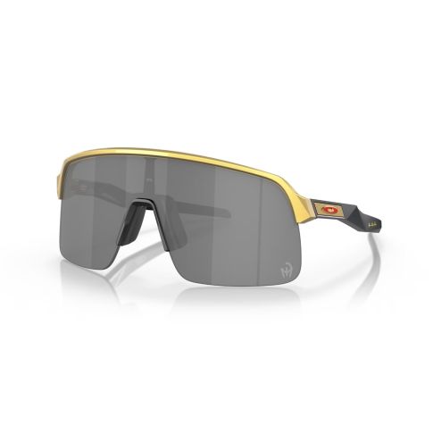 Oakley Sutro Lite Patrick Mahomes II fietsbril - Olympic gold/Prizm black